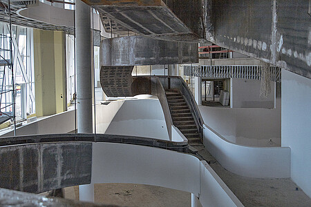 L’escalier et la rampe en métal profitent des vides créés par les atriums pour s’élever. 