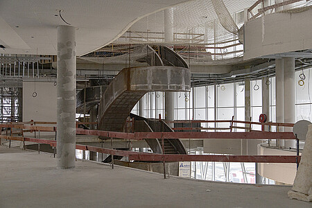 Premier et deuxième étages, dévolus à la bibliothèque et communiquant via l’atrium.